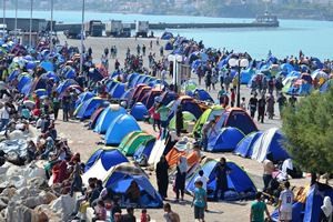 Καταυλισμός μεταναστών και προσφύγων το λιμάνι της Μυτιλήνης, την Τετάρτη 2 Σεπτεμβρίου 2015. Μέτρα για την αντιμετώπιση των οξύτατων προβλημάτων που αντιμετωπίζουν τα νησιά του Αιγαίου, από το προσφυγικό και μεταναστευτικό κύμα, θα ανακοινώσει το απόγευμα η υπηρεσιακή πρωθυπουργός Β. Θάνου, η οποία νωρίτερα προήδρευσε σε διυπουργική σύσκεψη για το θέμα αυτό. ΑΠΕ- ΜΠΕ/ ΑΠΕ-ΜΠΕ /ΣΤΡΑΤΗΣ ΜΠΑΛΑΣΚΑΣ